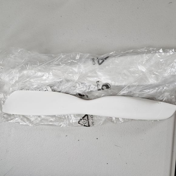 White Plastic Knife - Picture 1 of 2